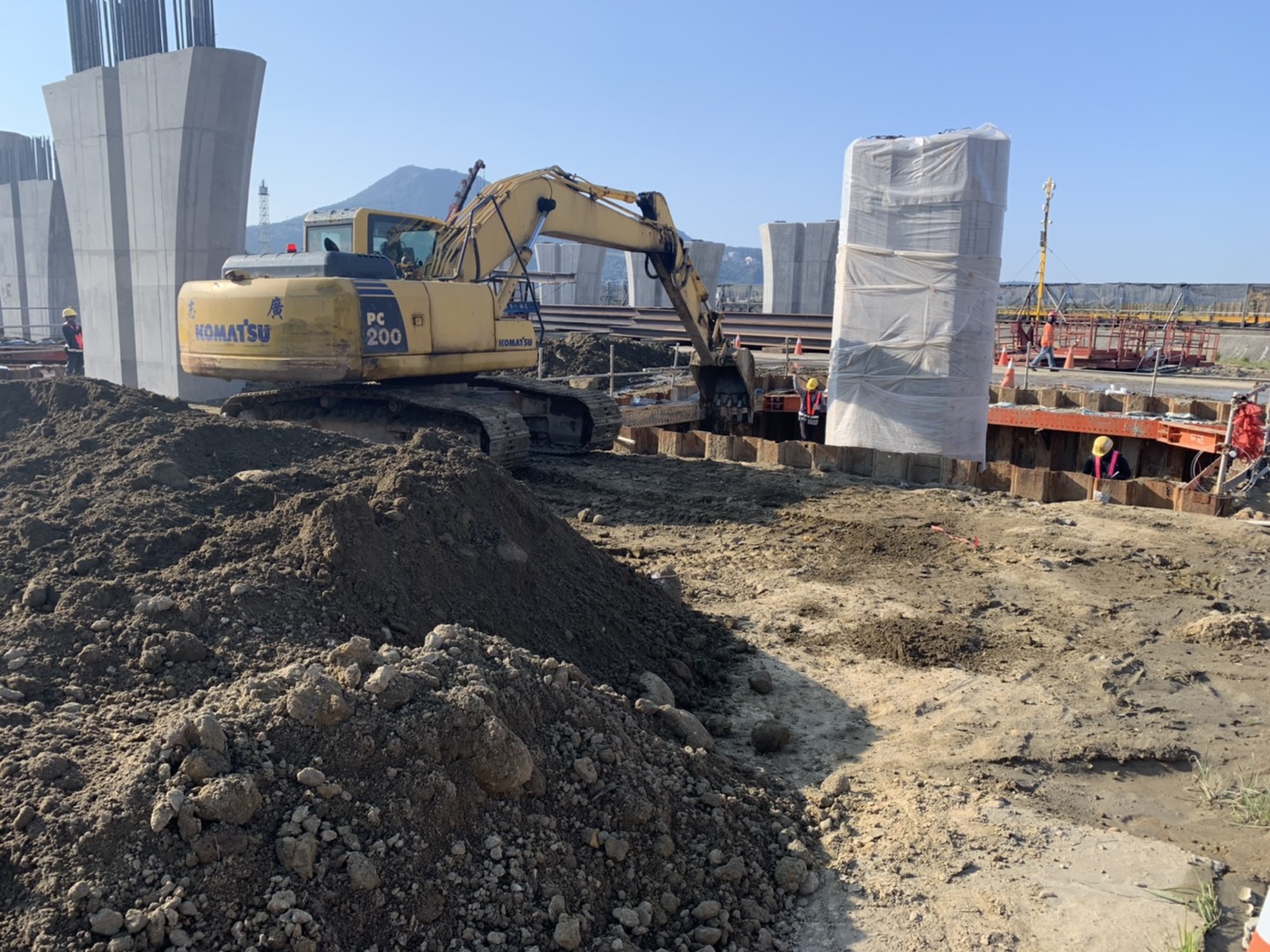 陸上段橋墩基礎結構物回填作業.