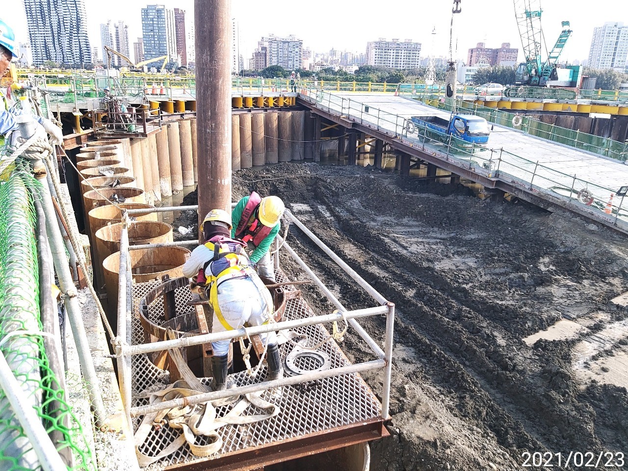 河中段圍堰鋼管鈑樁管內回填水中RC作業情況.