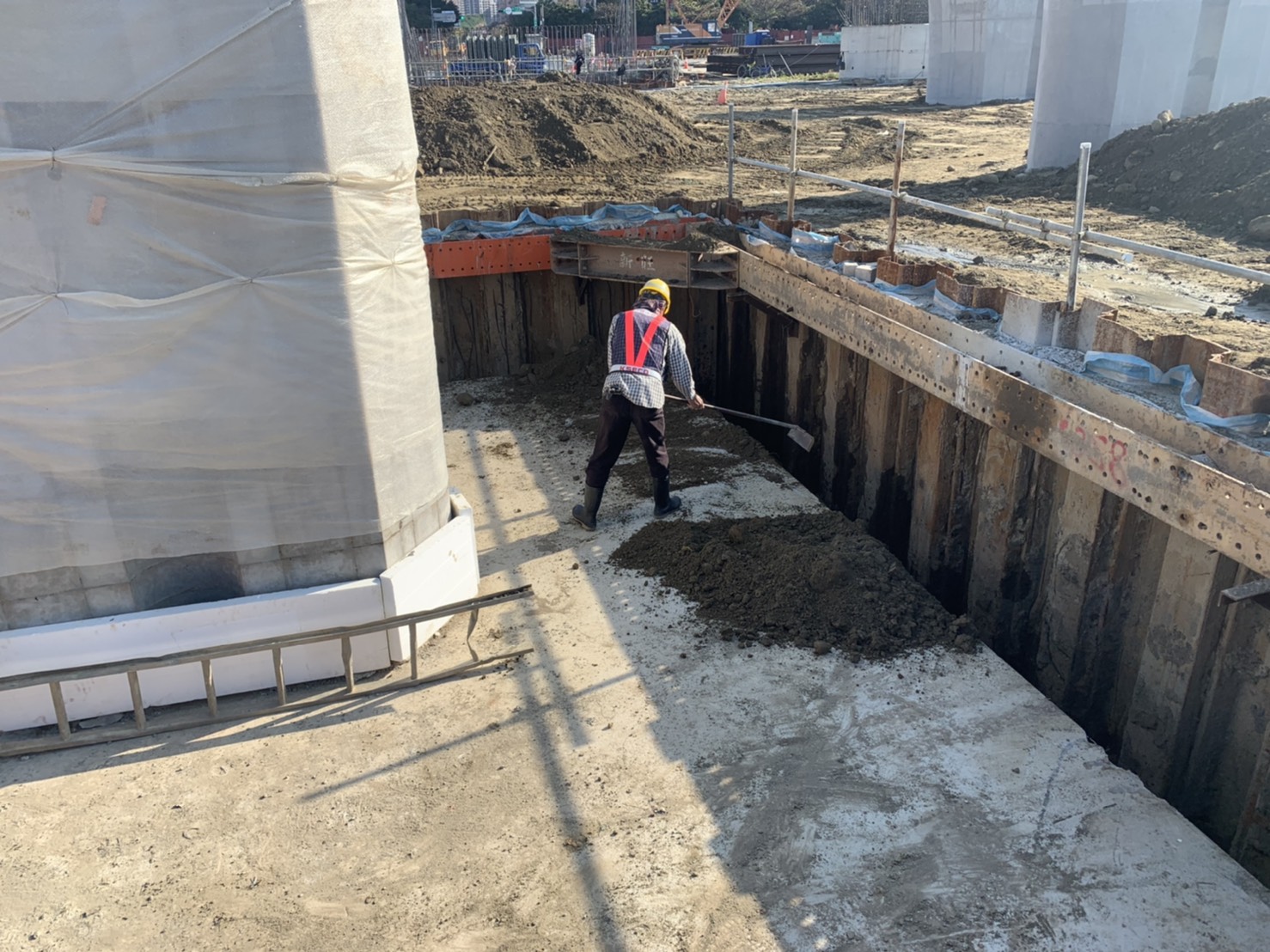 陸上段橋墩基礎結構物回填作業.