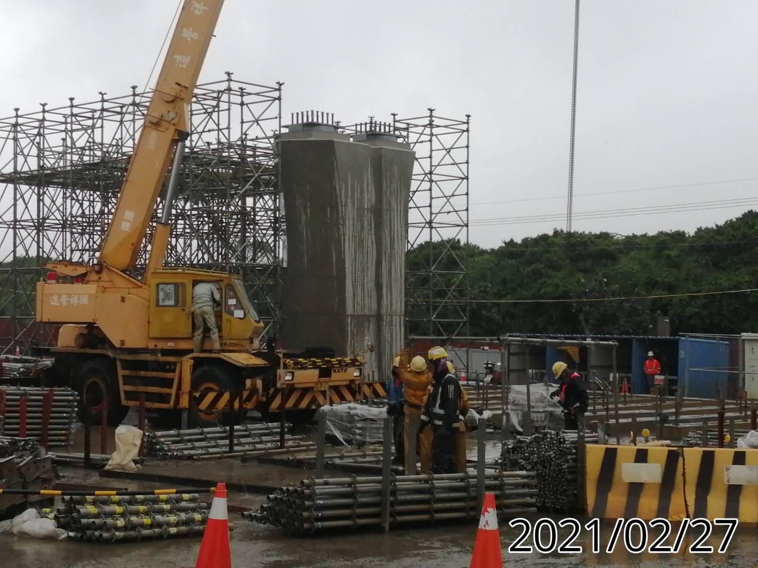陸上段橋面版支撐架安裝組立作業情況.