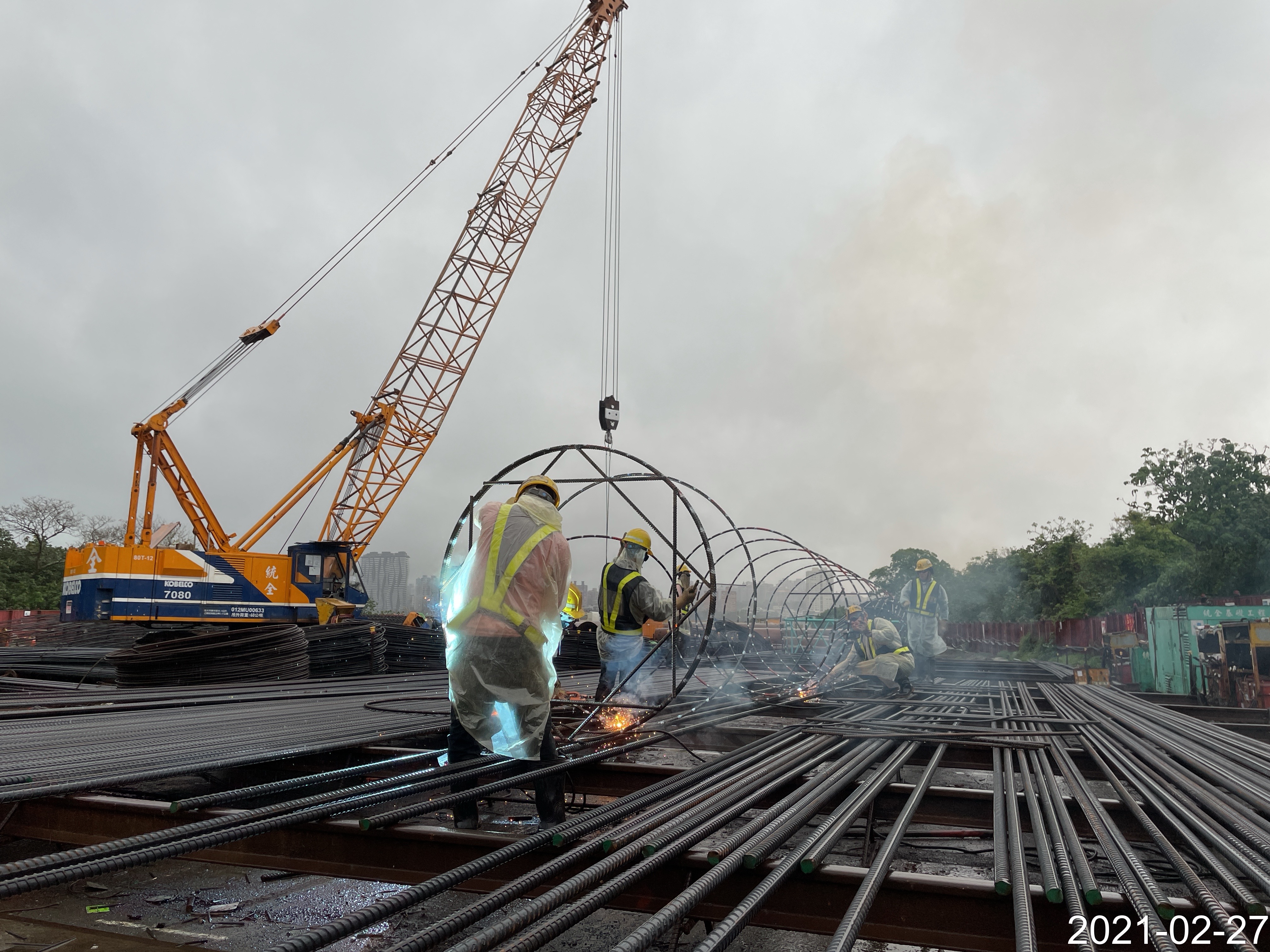 陸上段基樁工程鋼筋籠組立作業情況.