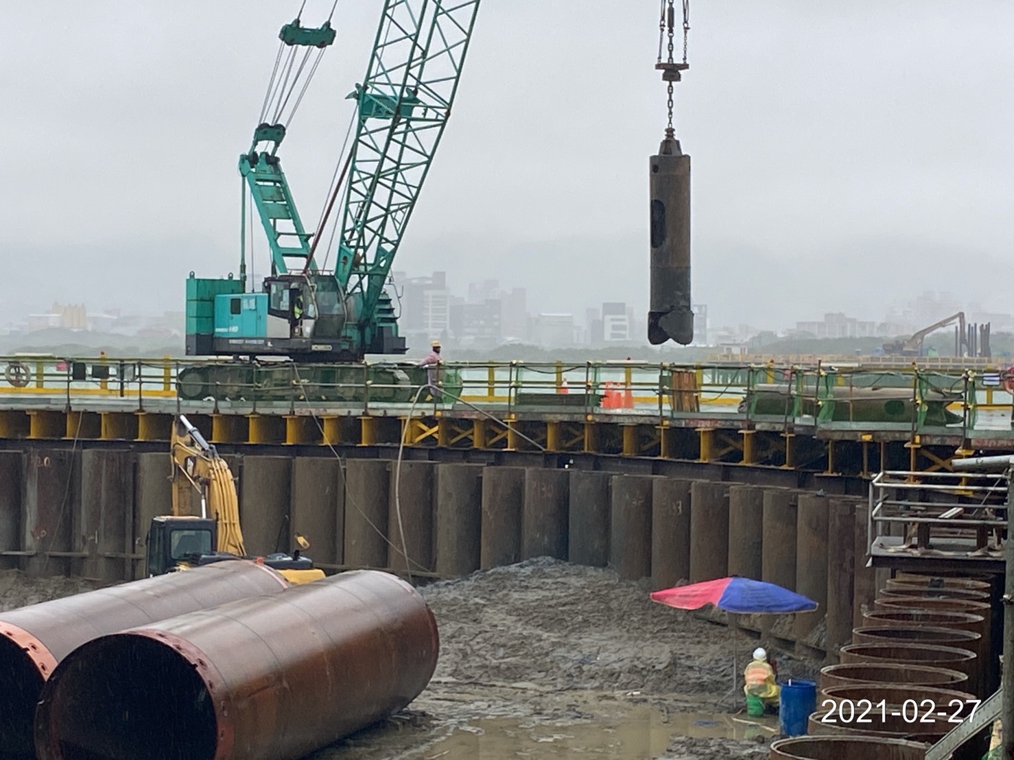 河中段圍堰鋼管鈑樁管內取土作業情況.