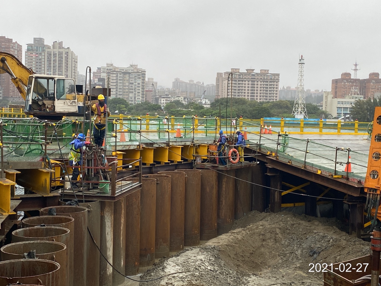 河中段圍堰鋼管鈑樁榫間JSG灌漿作業情況.