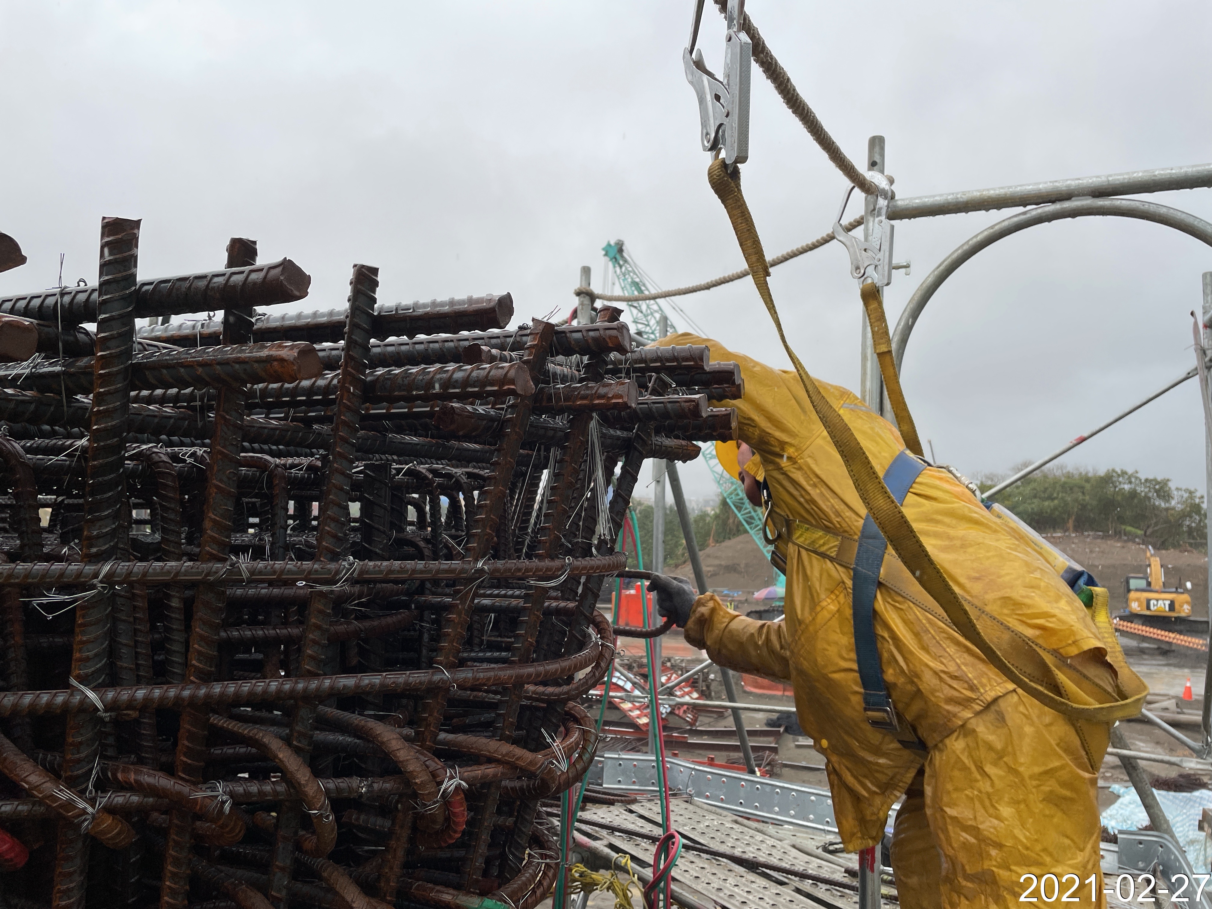 陸上段橋墩墩柱鋼筋綁紮組立作業情況.