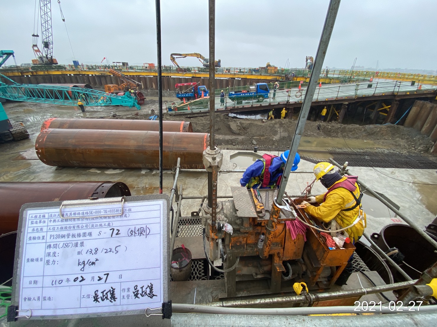 河中段圍堰鋼管鈑樁榫間JSG灌漿作業情況.
