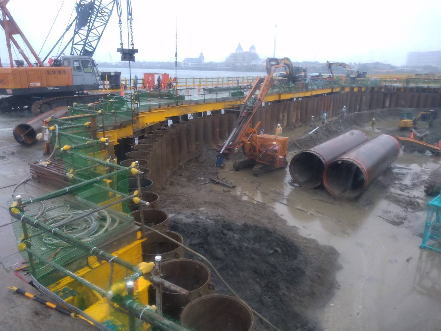 河中段圍堰內點井施工之作業情況.