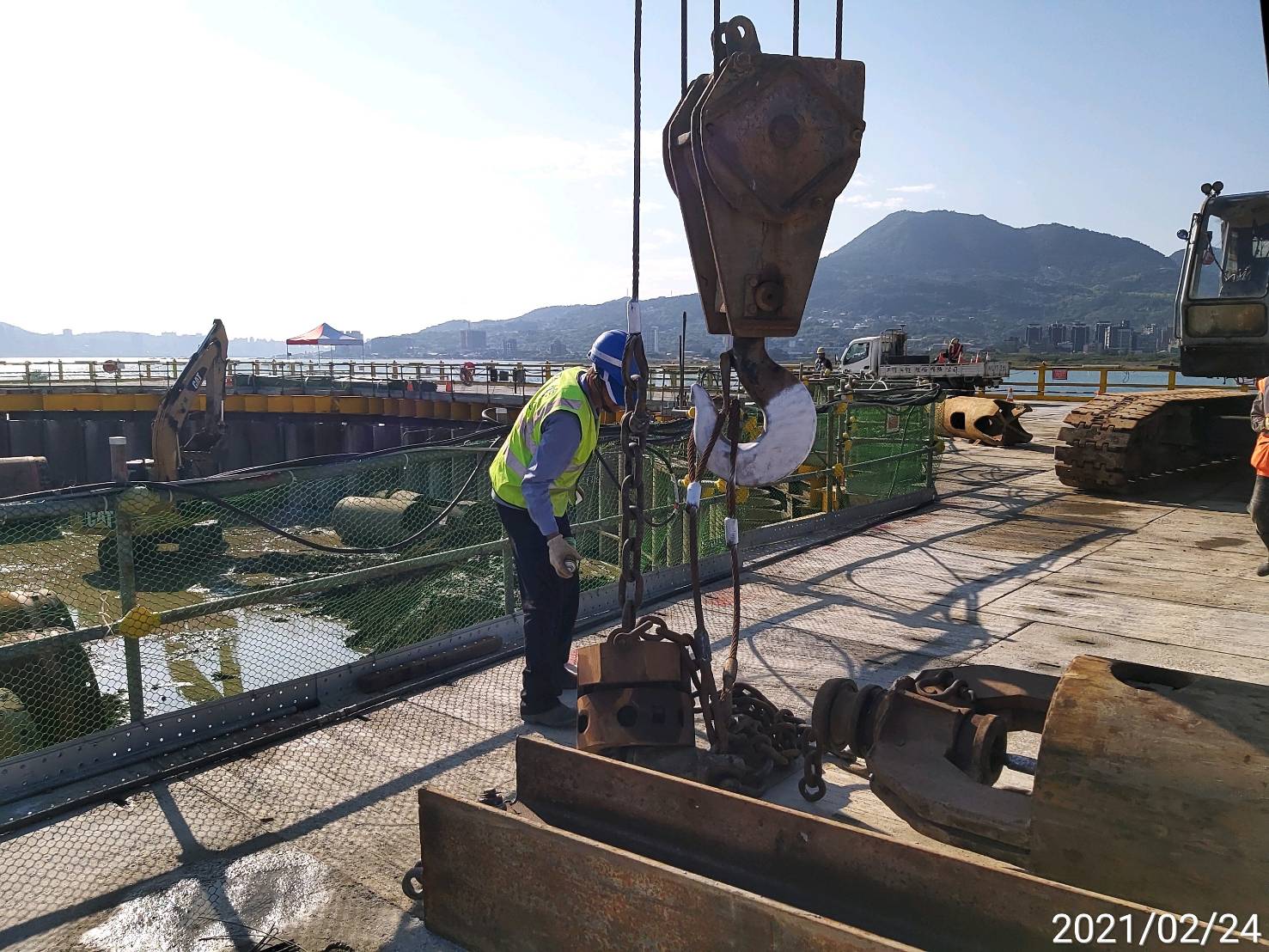 河中段圍堰鋼管鈑樁管內取土作業.