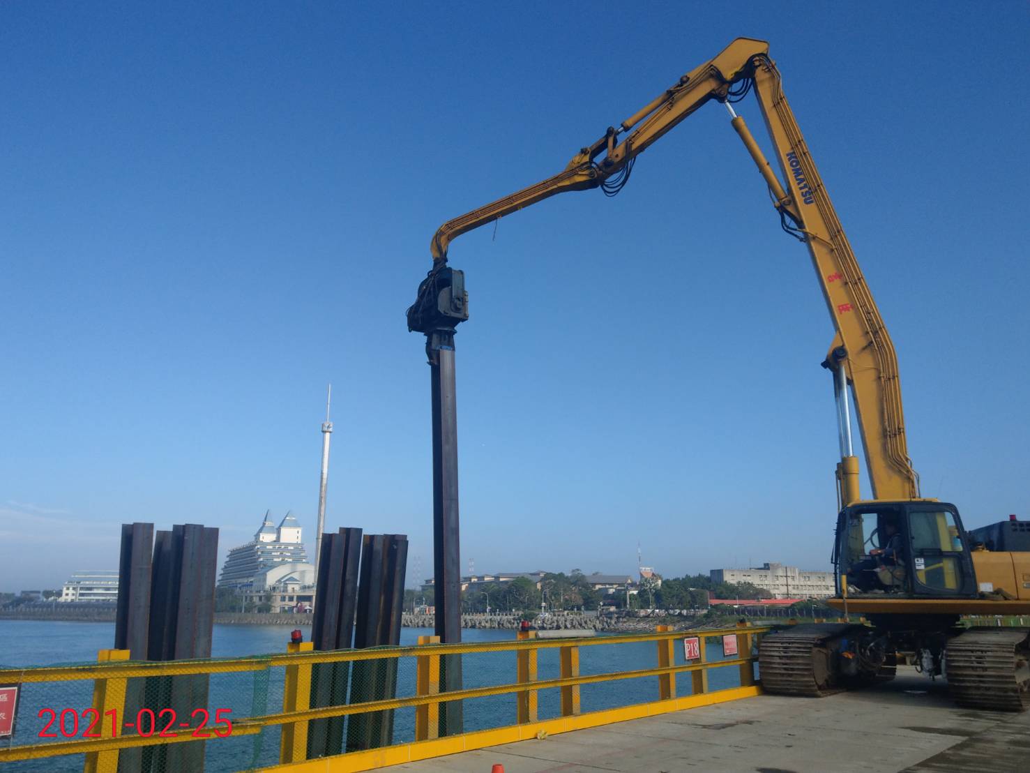 河中段施工構台型鋼立柱打設作業情況.