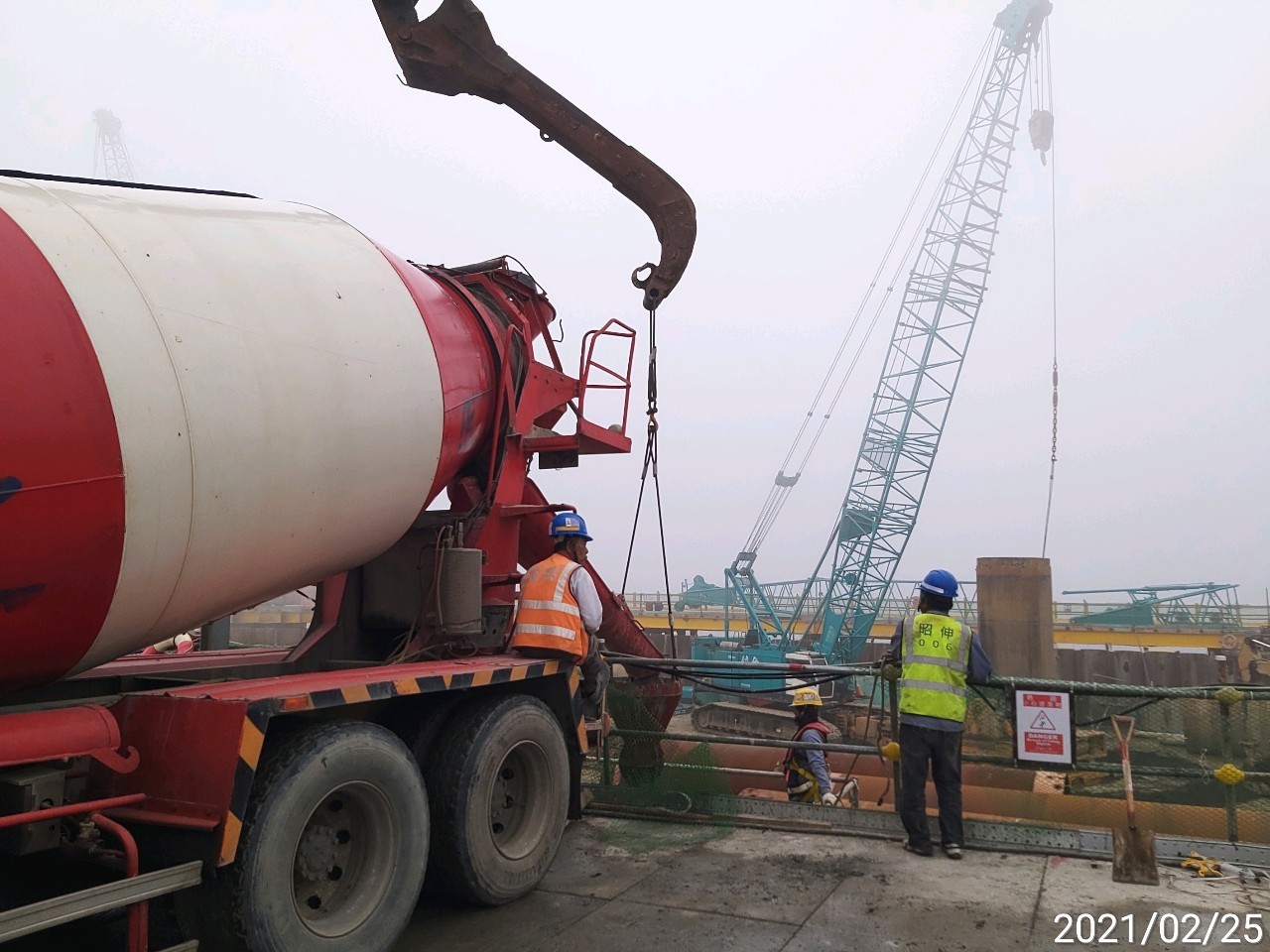 河中段圍堰鋼管鈑樁管內回填RC作業情況.