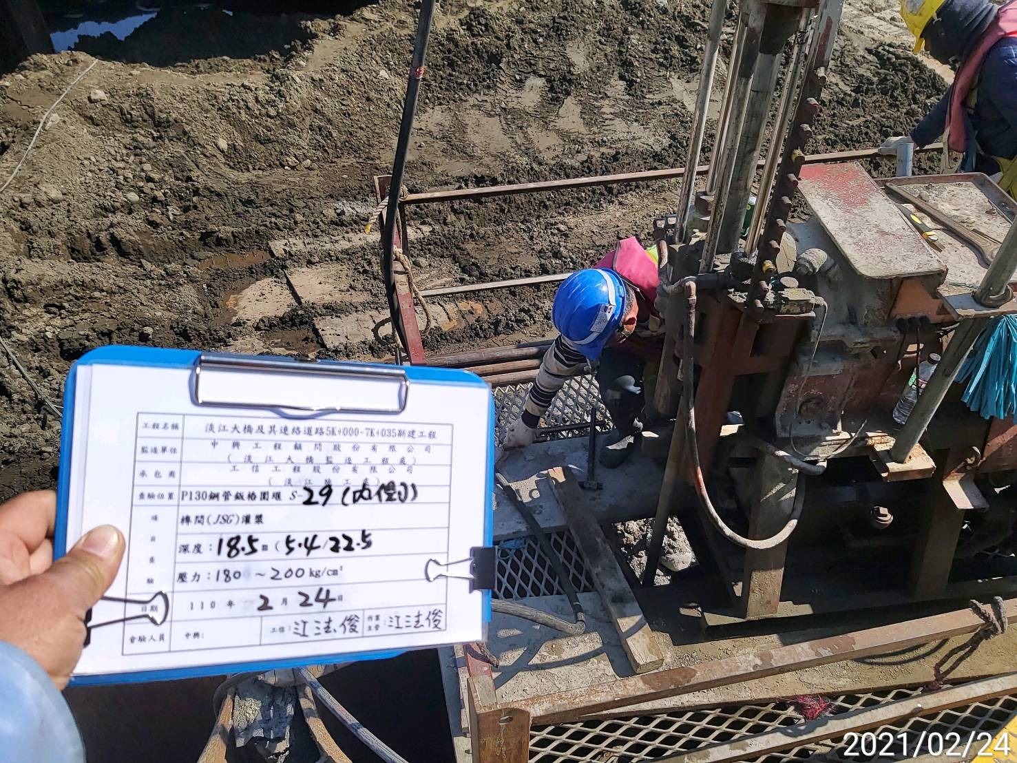 河中段圍堰鋼管鈑樁榫間JSG灌漿之作業情況.