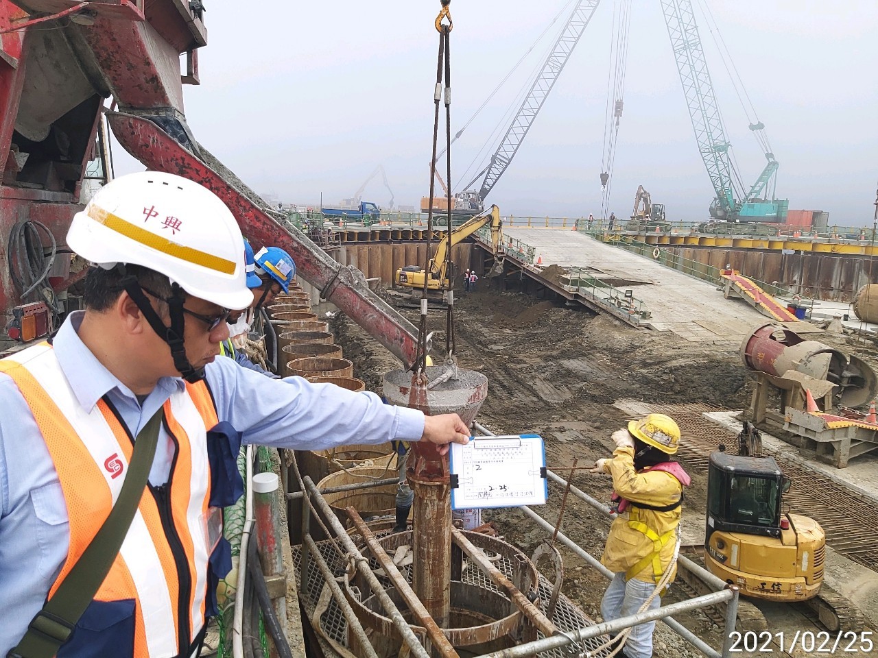 河中段圍堰鋼管鈑樁管內回填RC作業情況.