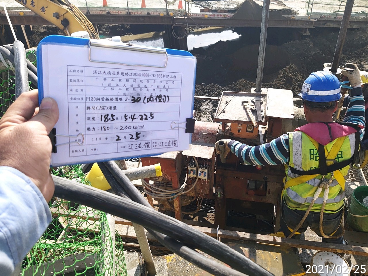 河中段圍堰鋼管鈑樁榫間JSG灌漿之作業情況.