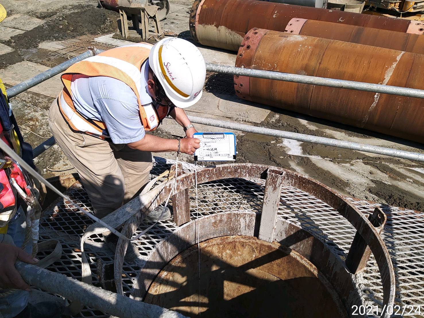 河中段圍堰鋼管鈑樁管內取土深度查驗作業.