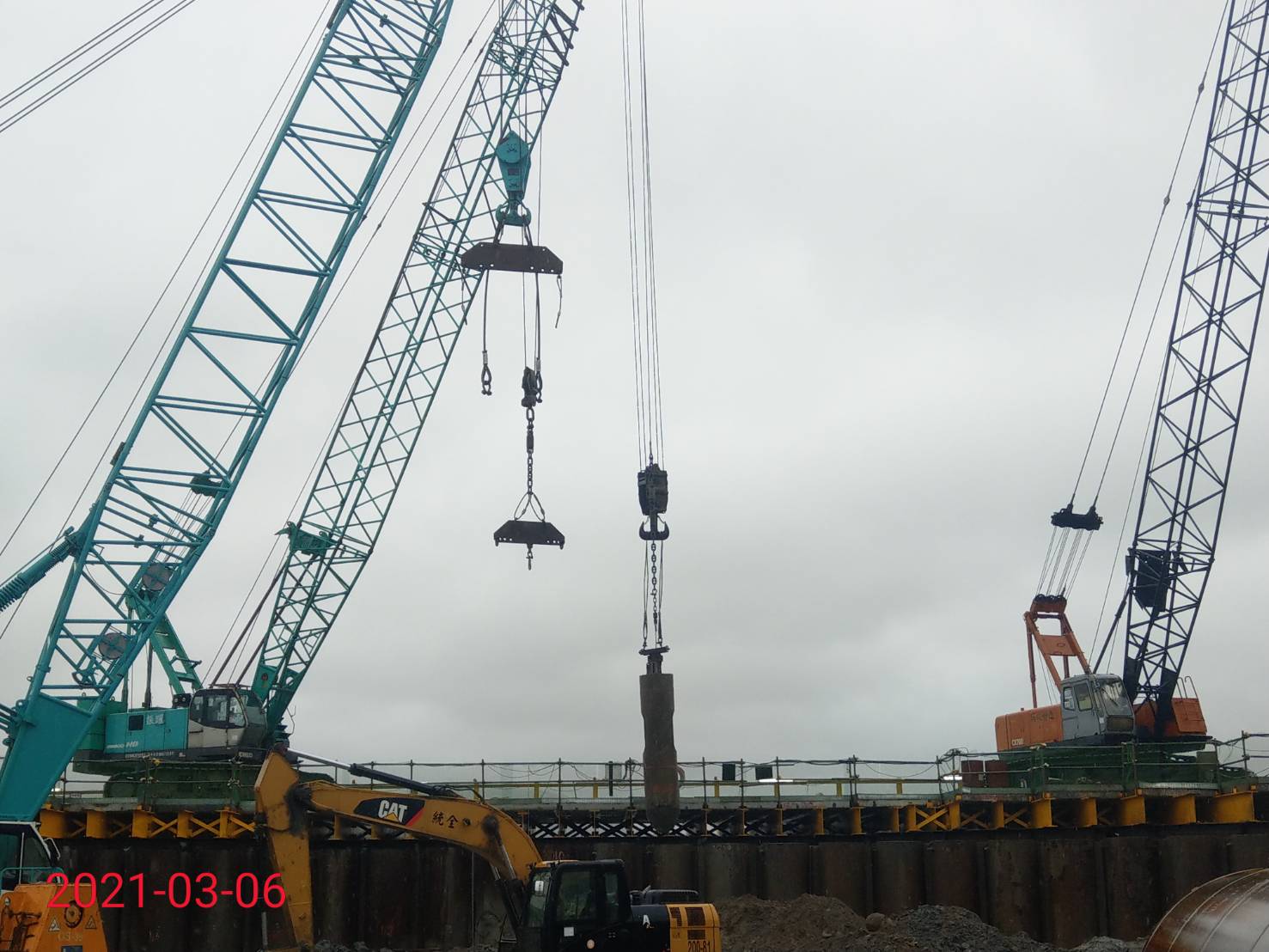 河中段圍堰內鋼管鈑樁管內取土施工情況.