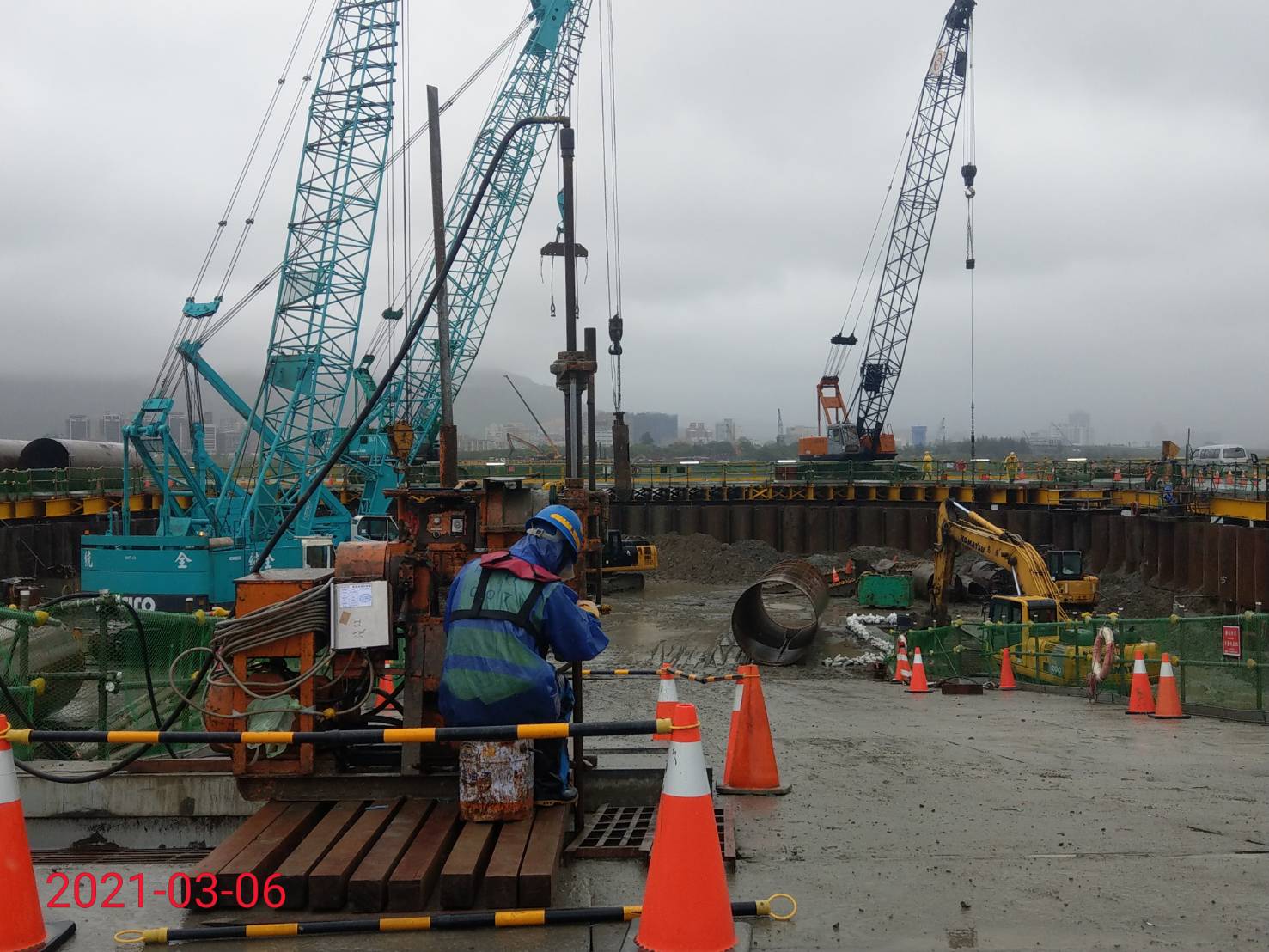 河中段圍堰鋼管鈑樁榫間JSG灌漿作業情況.