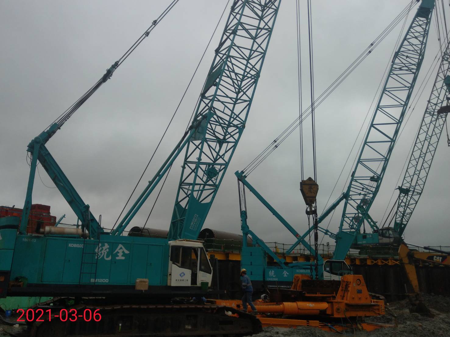 河中段圍堰內基樁工程鑽掘取土作業情況.