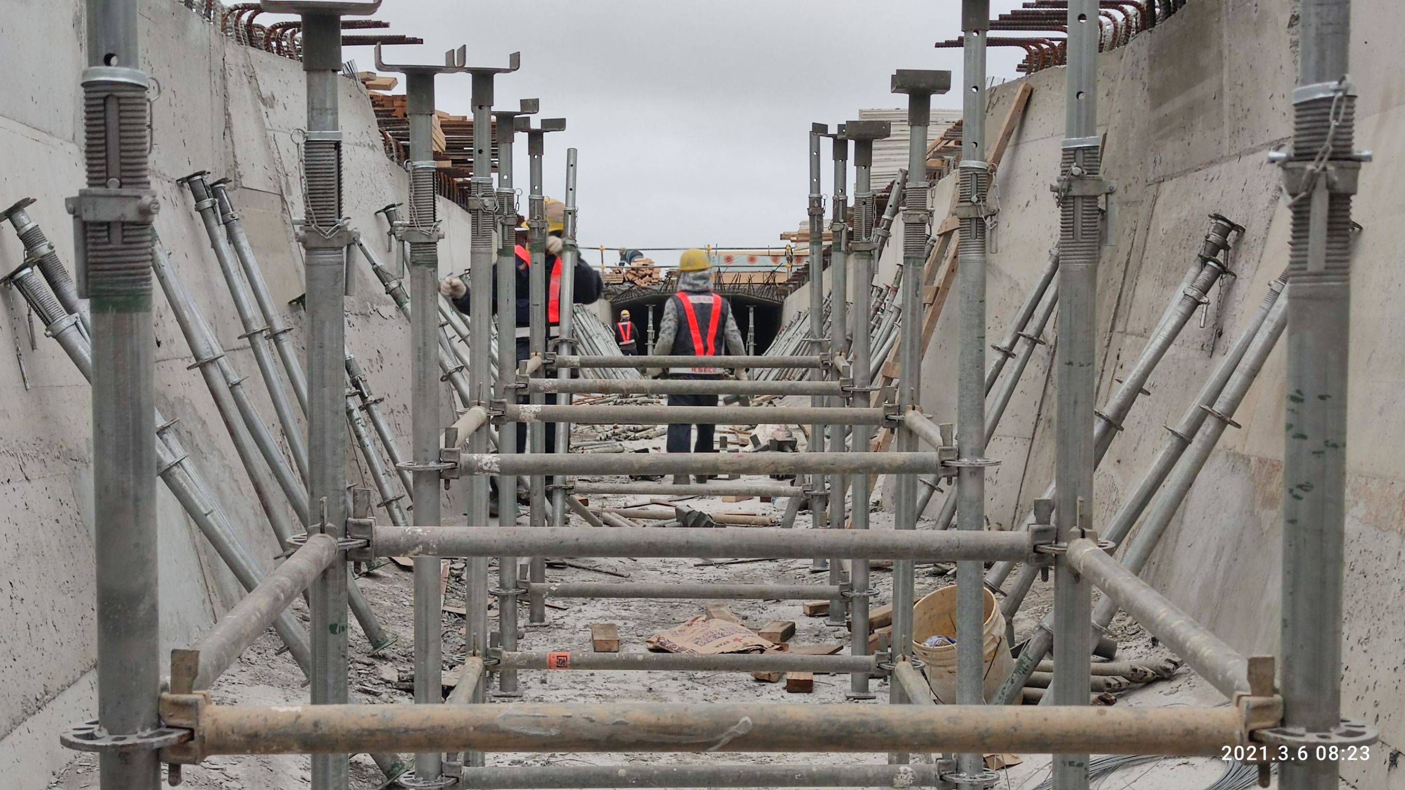 橋面版支撐架安裝組立作業.