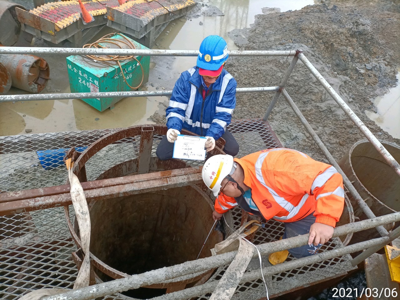 河中段圍堰內鋼管鈑樁管內取土深度查驗情況.