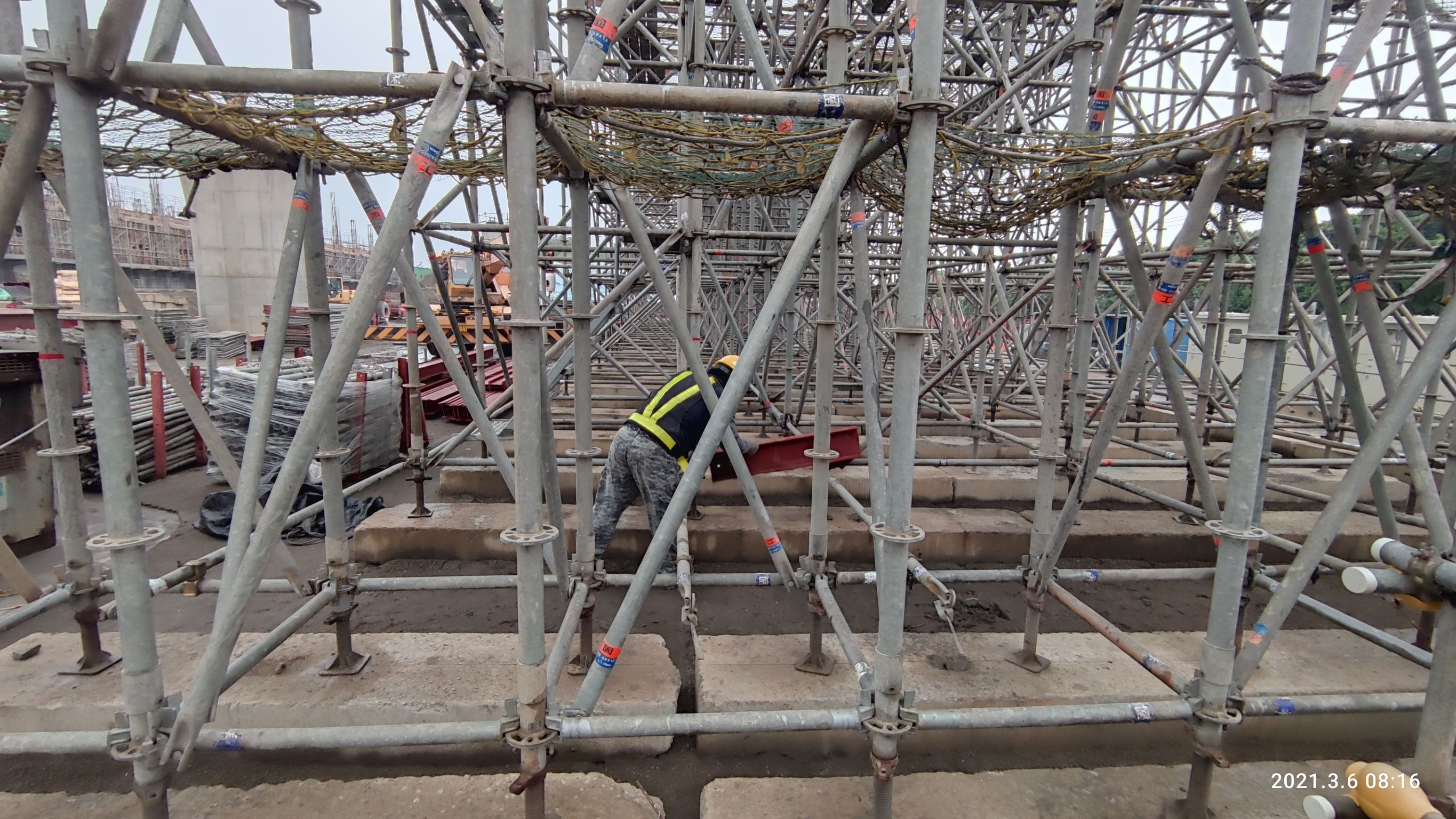 場撐橋面版支撐架組立安裝作業.