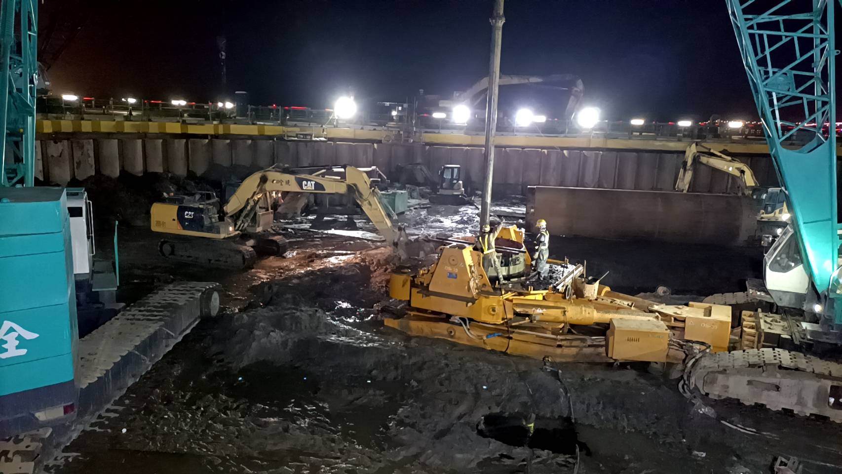 河中段圍堰內基樁工程鑽掘取土作業情況.