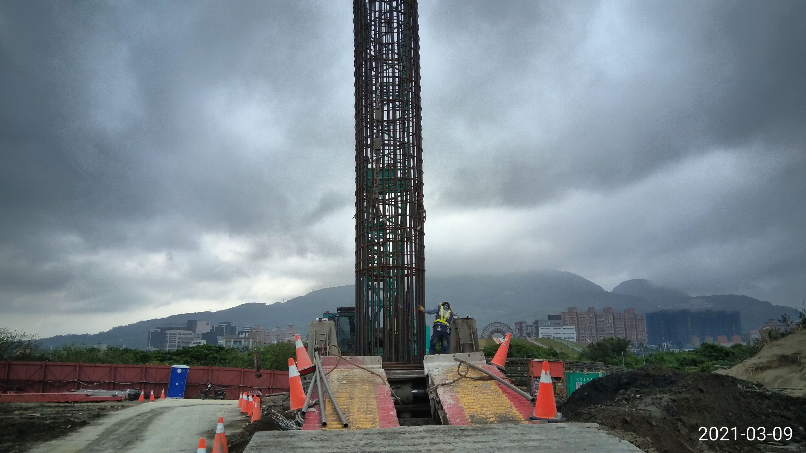 陸上段基樁工程鋼筋籠吊放作業情況.