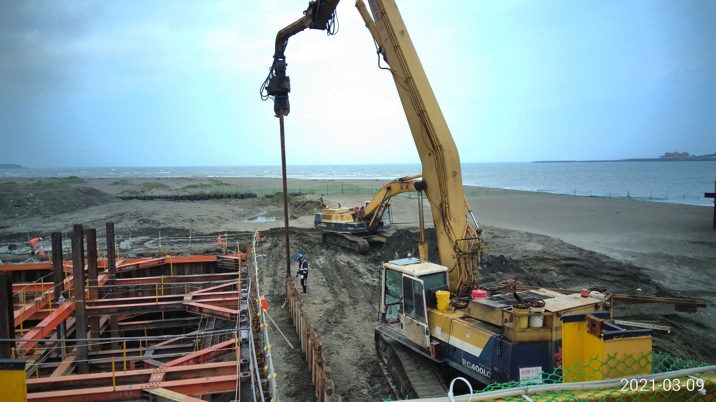 河中段橋墩基礎圍堰鋼板樁打設施工.