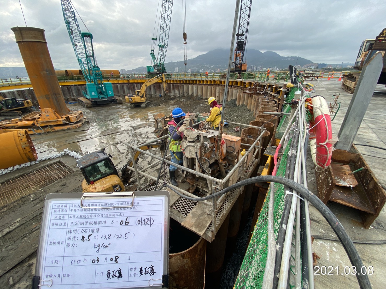 河中段圍堰鋼管鈑樁榫間JSG灌漿作業情況.