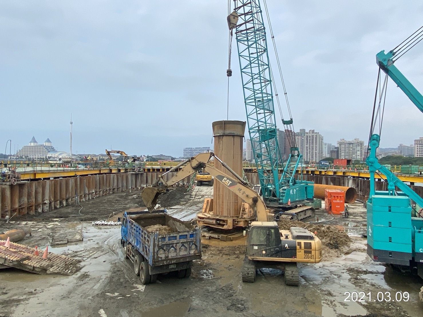 河中段圍堰內基樁工程鑽掘取土作業情況.