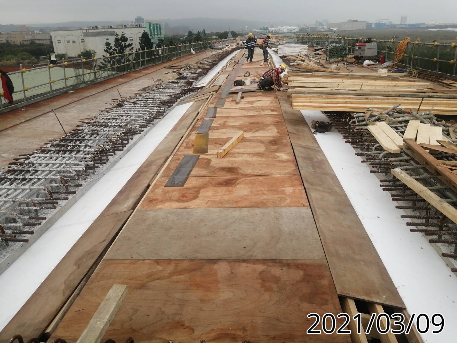 陸上段橋面版內模組立作業情況.