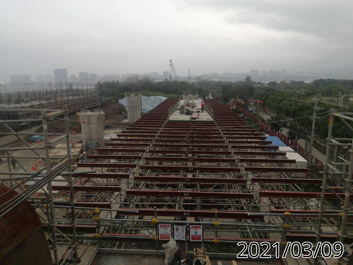 陸上段橋面版場撐支撐架組立作業情況.