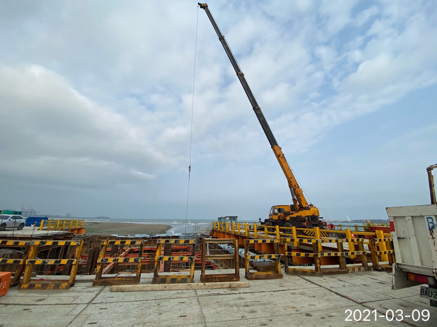 河中段基礎擋土支撐施作.