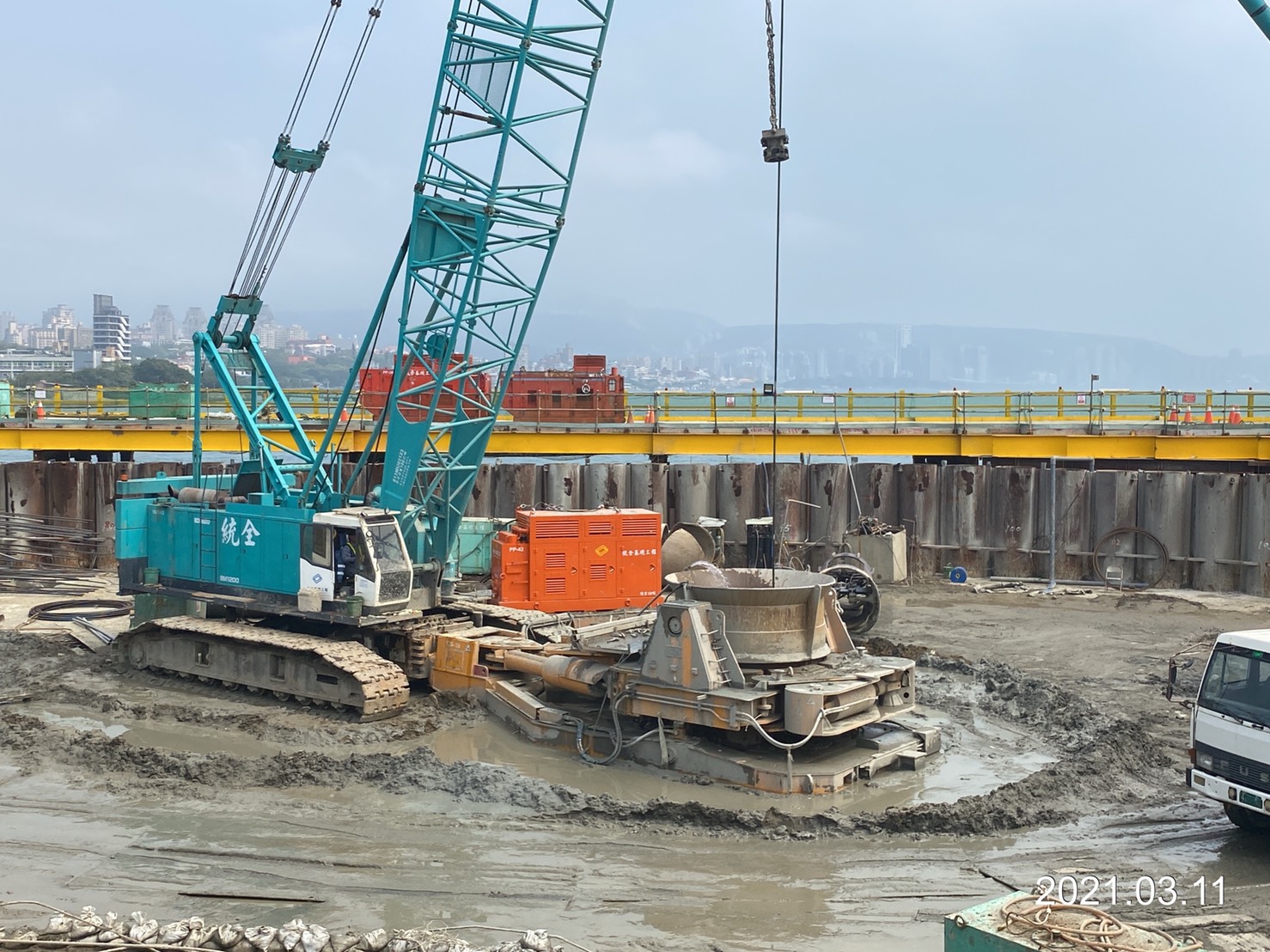 河中段主橋塔圍堰內基樁工程管內鑽掘取土作業情況.