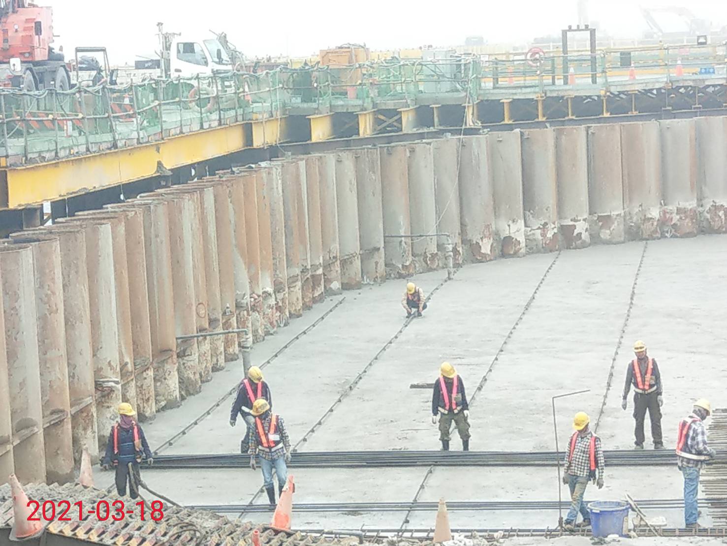 河中段主橋塔基樁施工用墊底RC版鋼筋綁紮工程施工情況.
