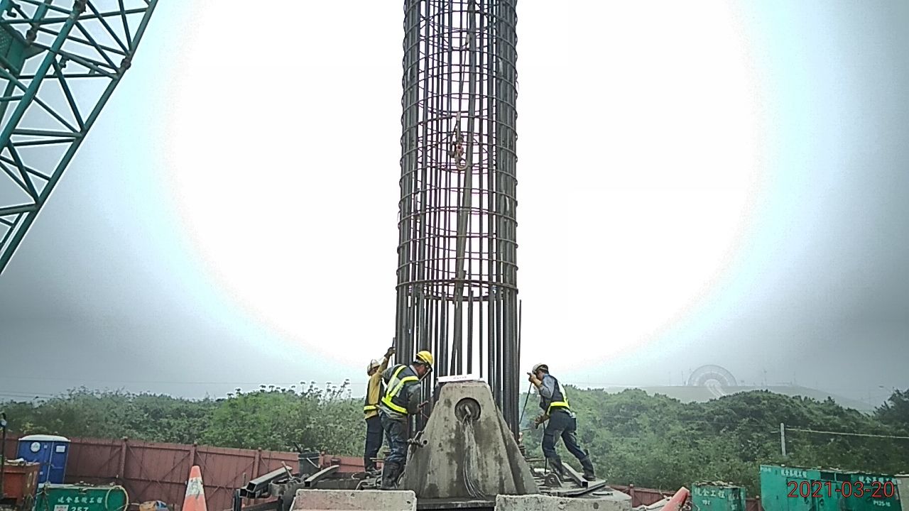 陸上段基樁工程鋼筋籠吊放搭接焊接作業情況.