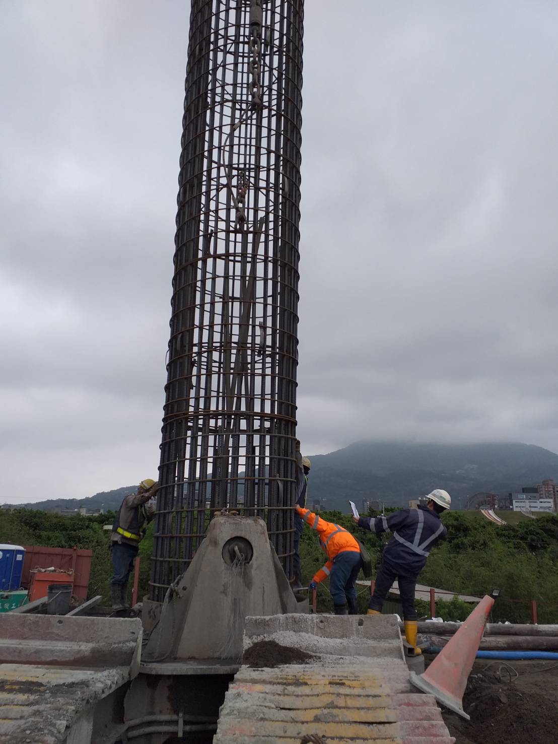 陸上段基樁工程安裝鋼筋籠查驗作業.