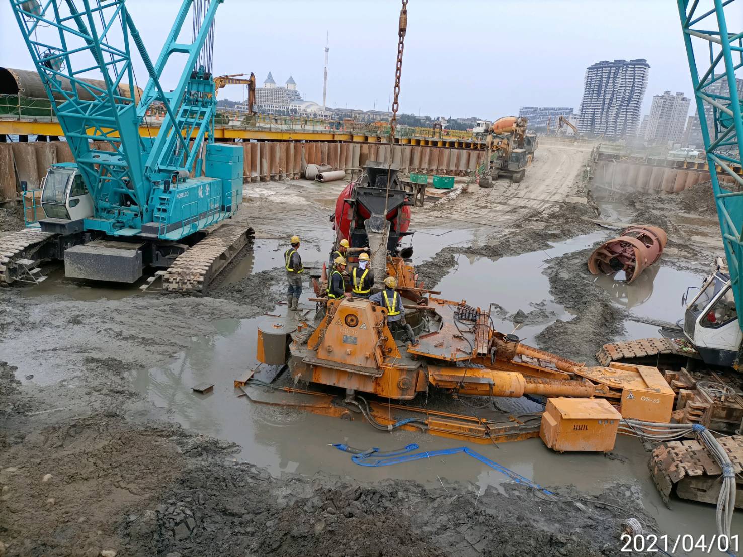 河中段圍堰內全套管基樁工程RC澆置施工作業.
