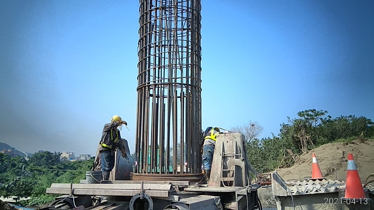 基樁鋼筋籠搭接電焊作業.