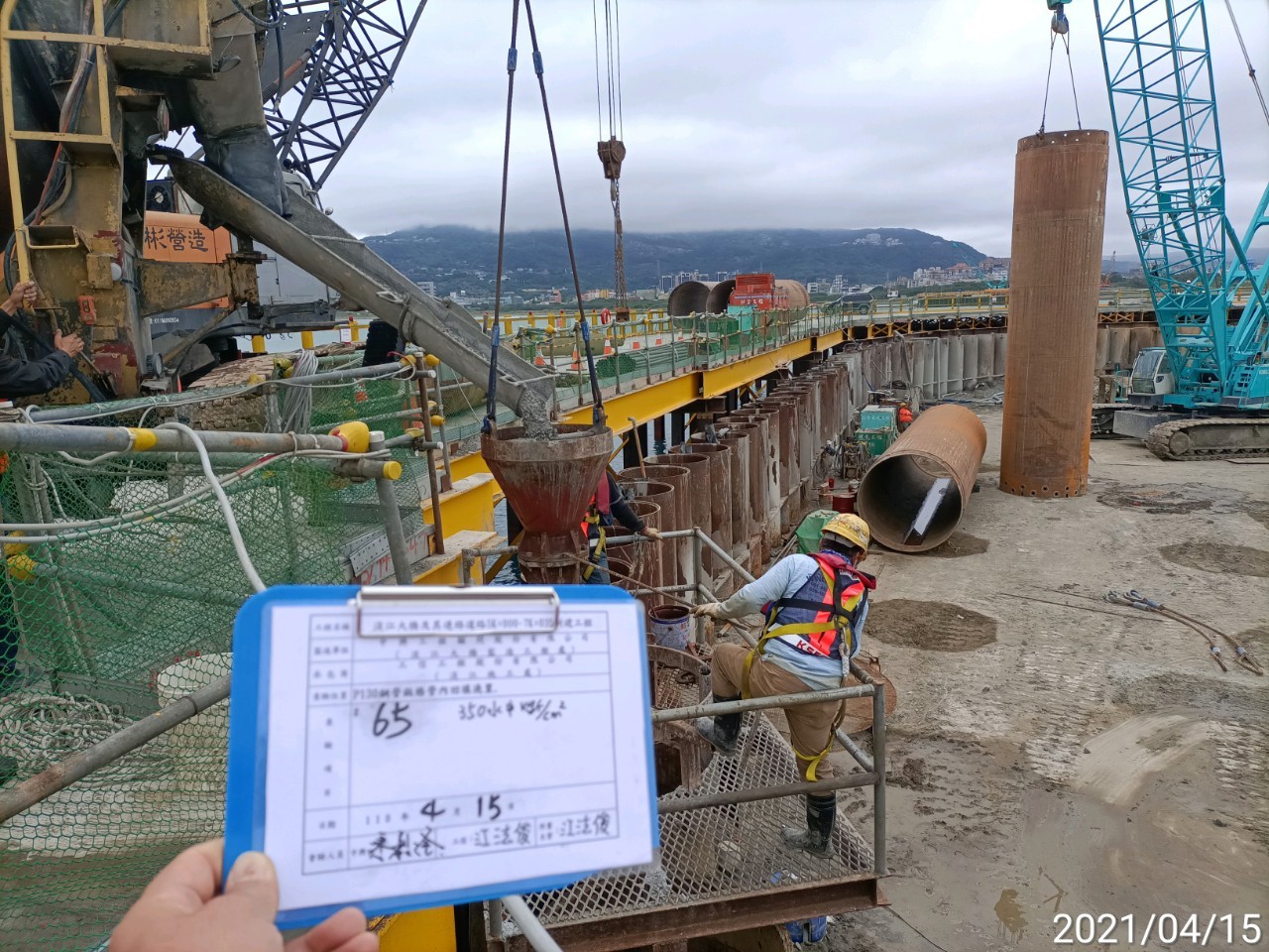 河中段主橋塔圍堰鋼管鈑樁管內RC回填施工作業.