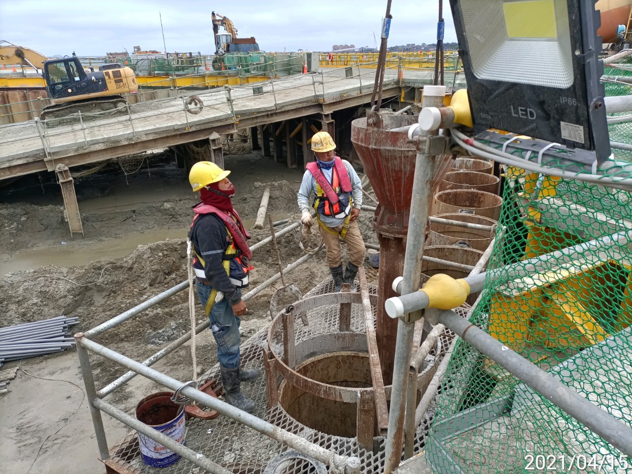 河中段主橋塔圍堰鋼管鈑樁管內RC回填施工作業.