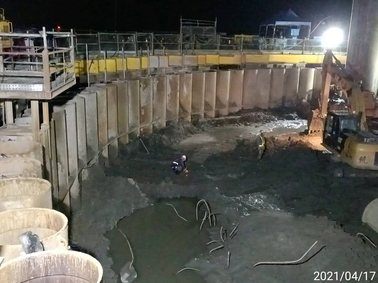 河中段主橋塔圍堰內基樁工程樁位測量放樣作業.