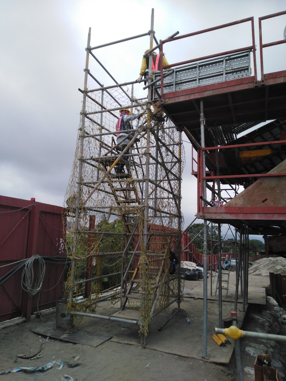 橋墩墩柱帽樑RC澆置施工之人員上下設備.