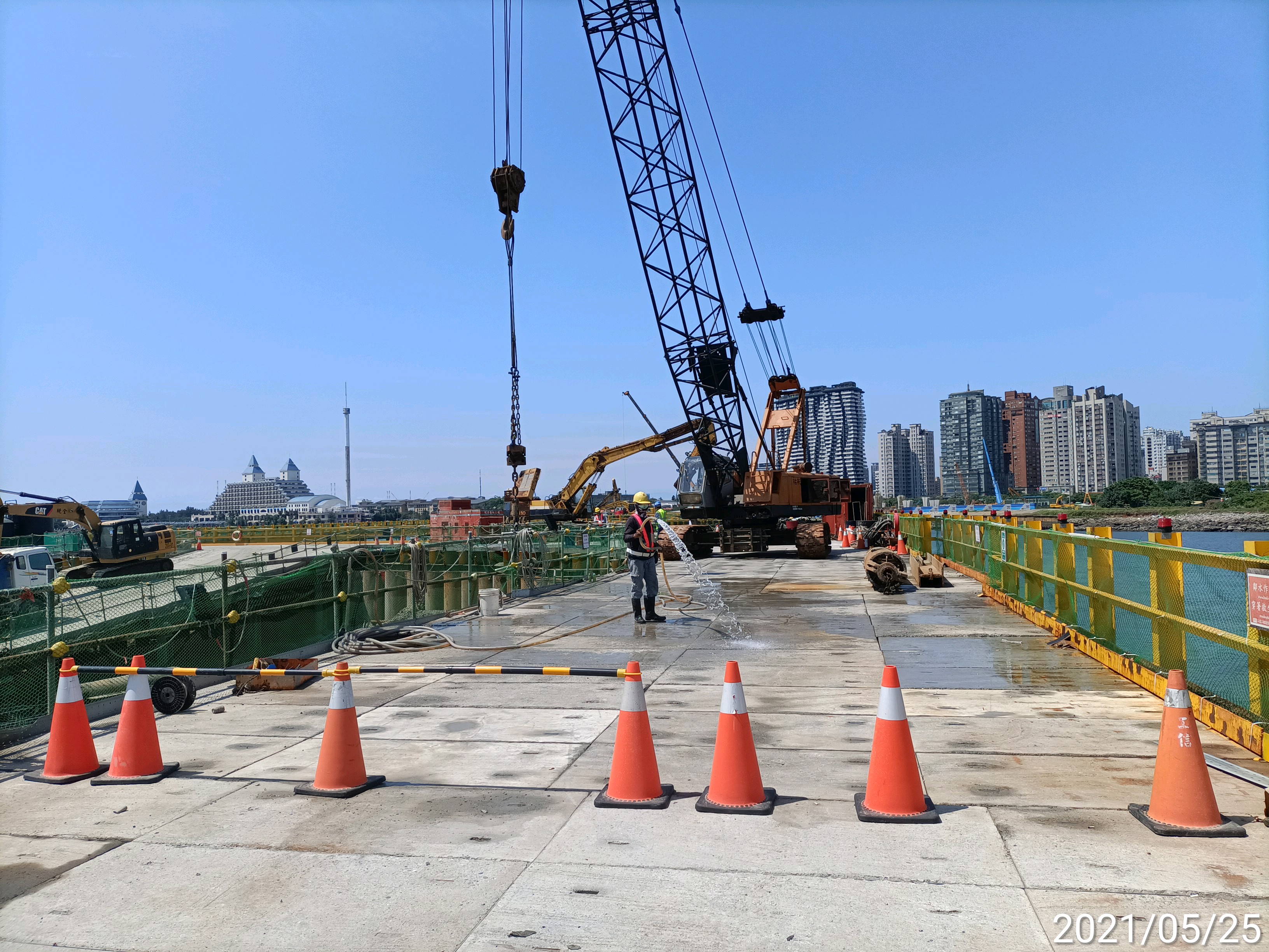 河中段主橋塔基礎圍堰鋼管鈑樁管內取土工程.