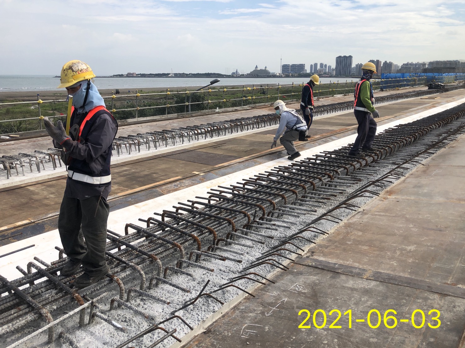 橋梁上構橋面板鋼筋組立施工.