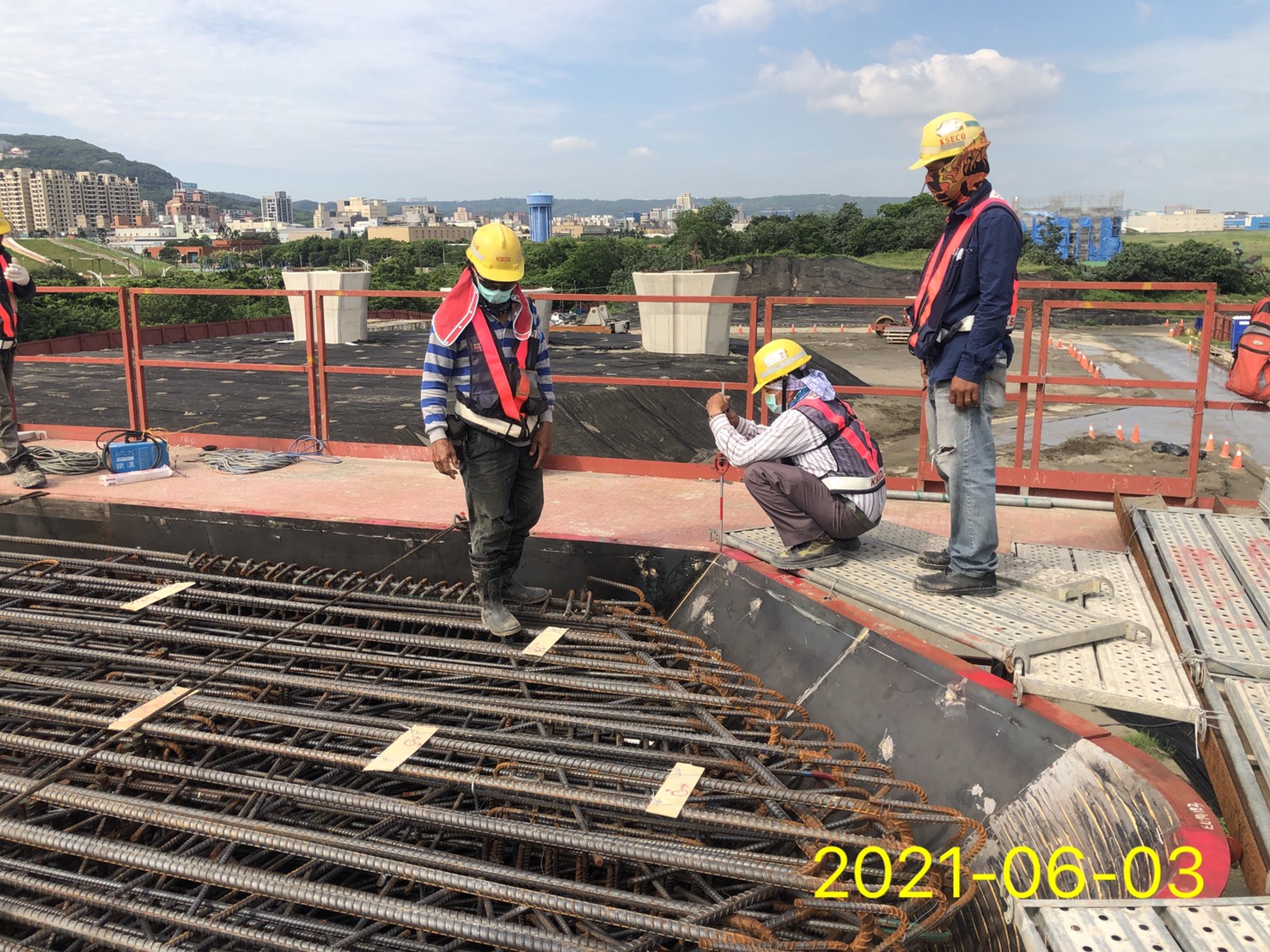 橋墩墩柱鋼筋與鋼模組立施工.