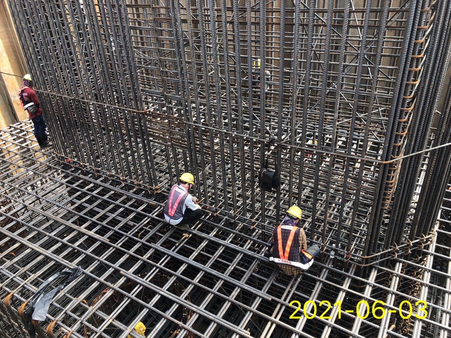 橋墩樁帽與柱筋鋼筋組立施工.