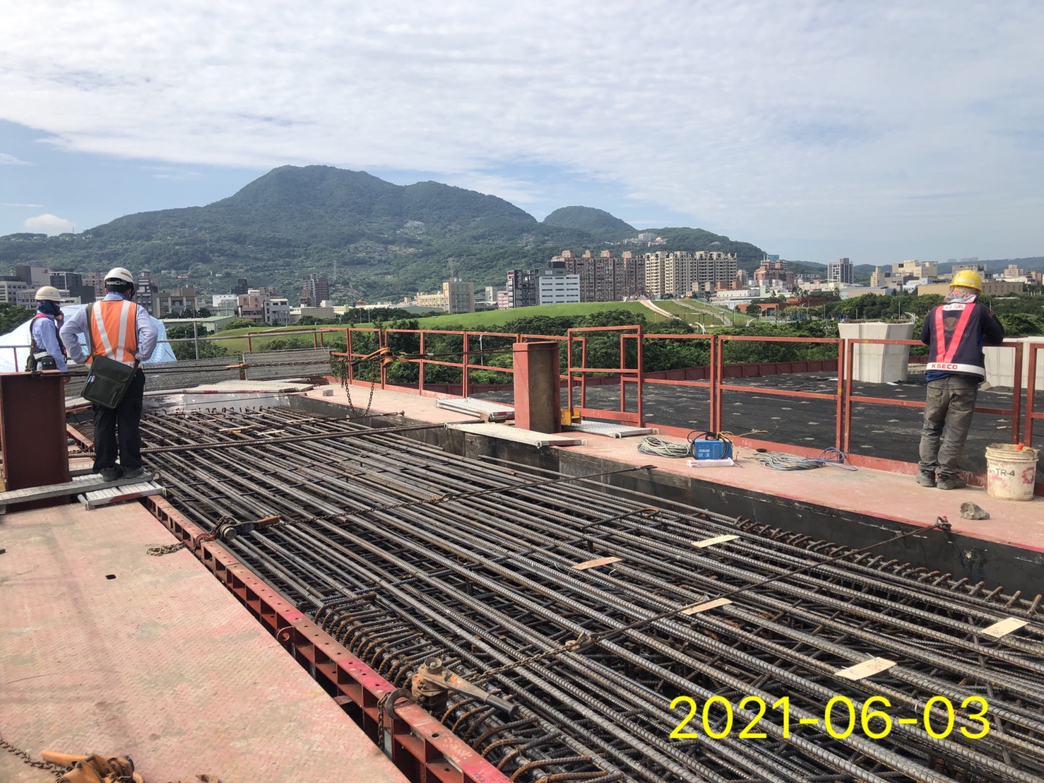 橋梁上構橋面板鋼筋組立施工.