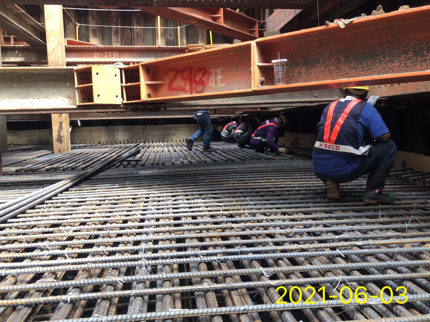 橋墩樁帽頂層鋼筋組立施工.