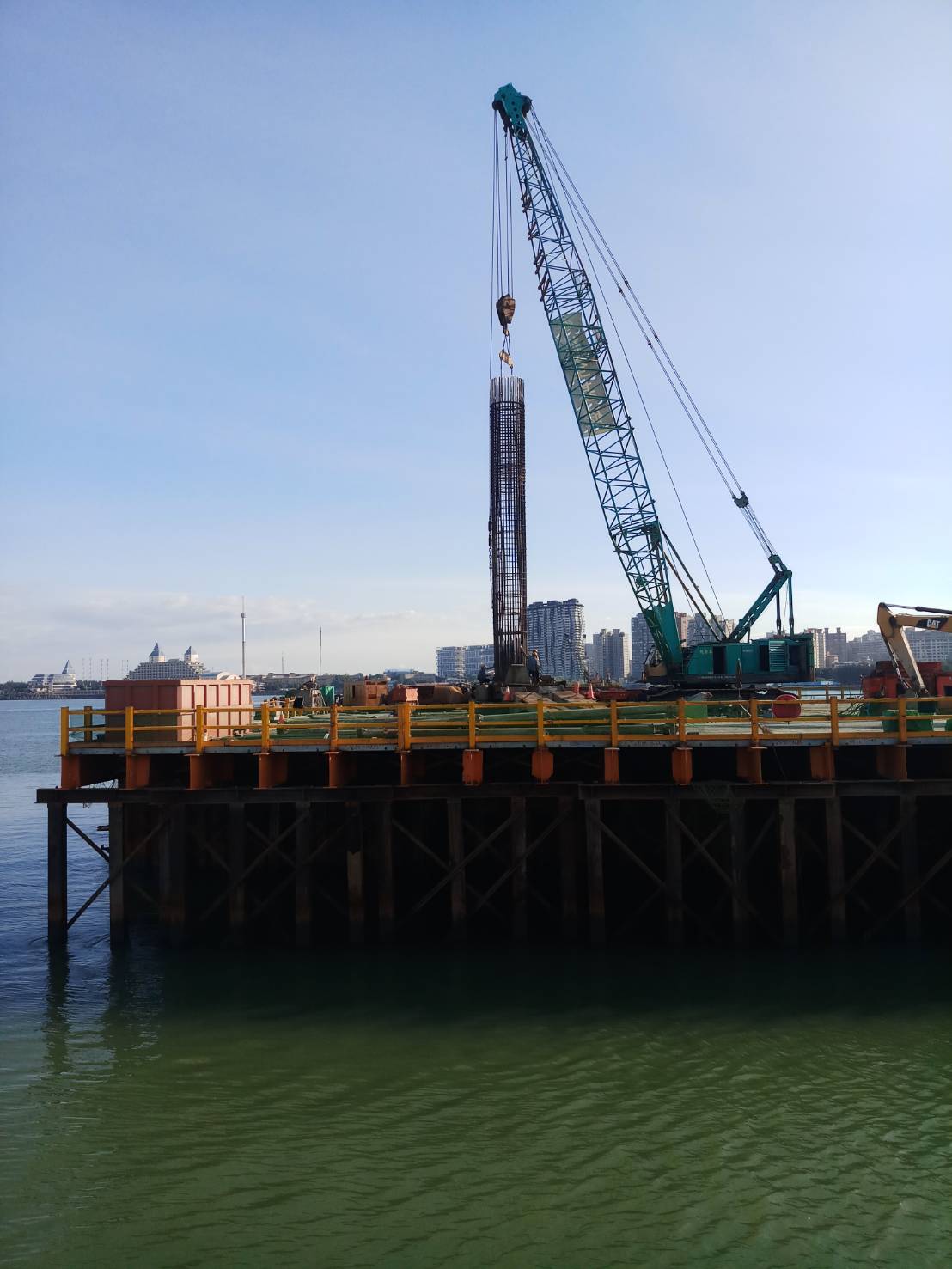 河中段基樁工程鋼筋籠吊放安裝作業.