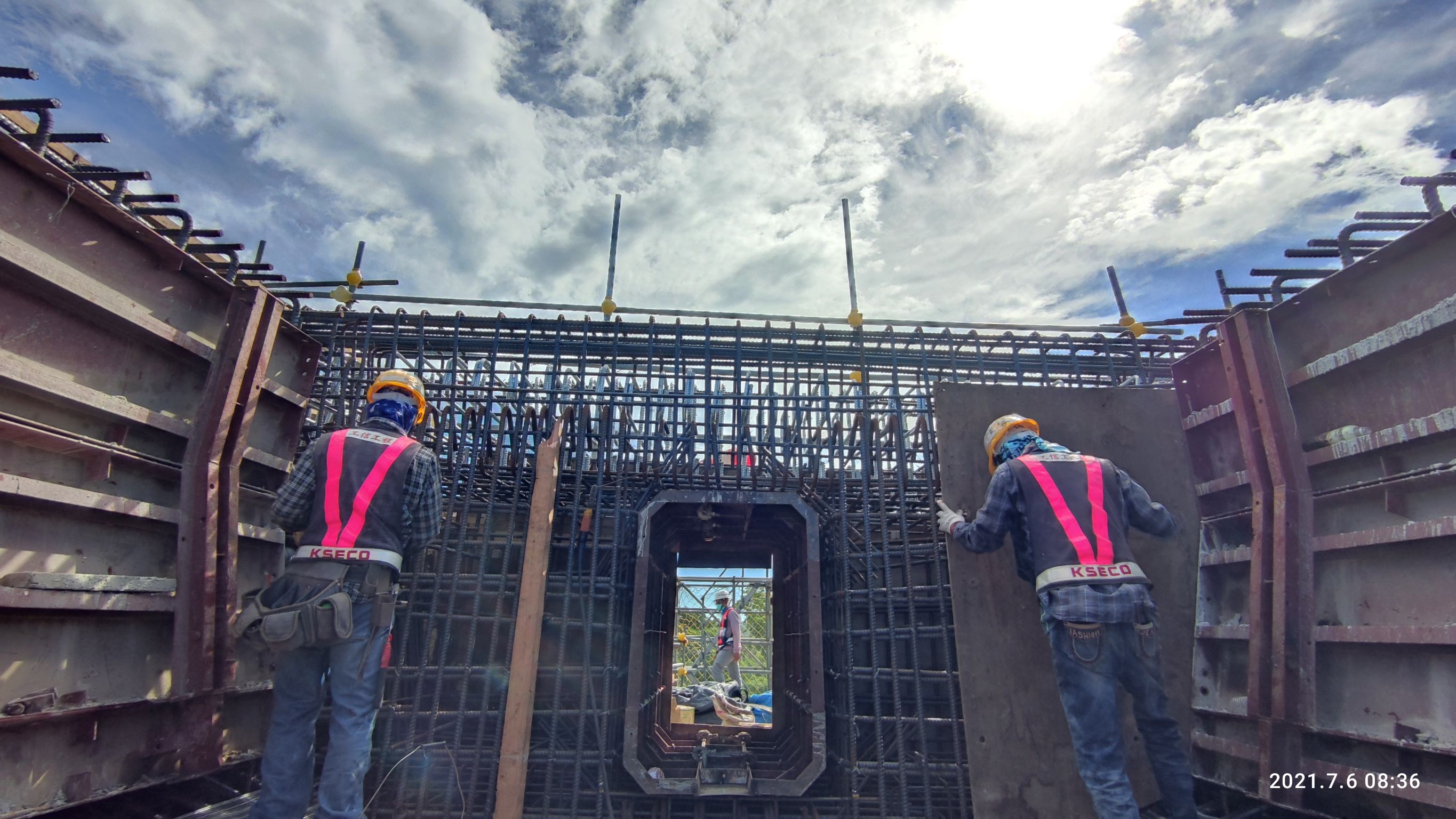 上構箱型樑中膈樑施工.