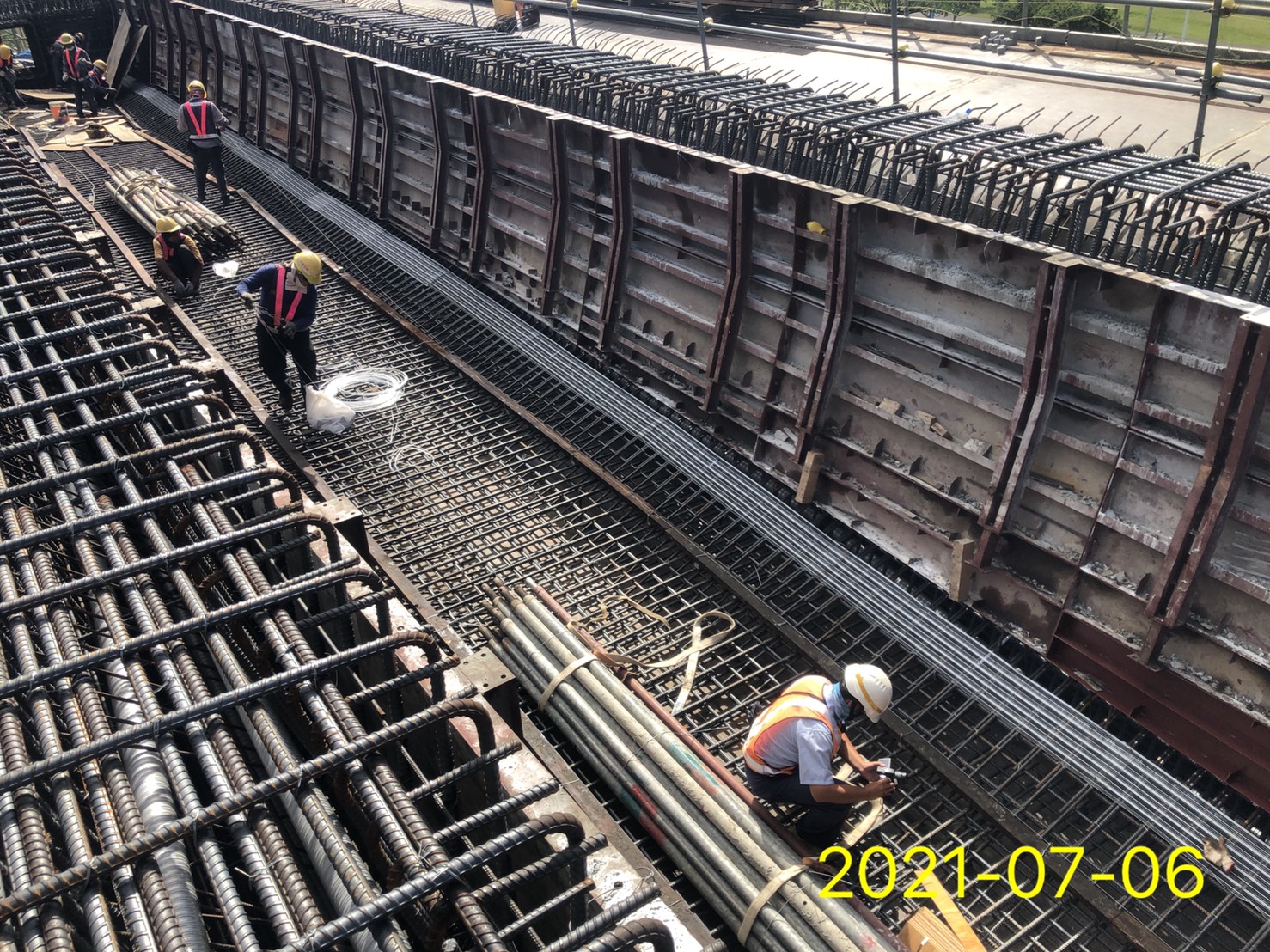 上構箱型梁底腹版施工.